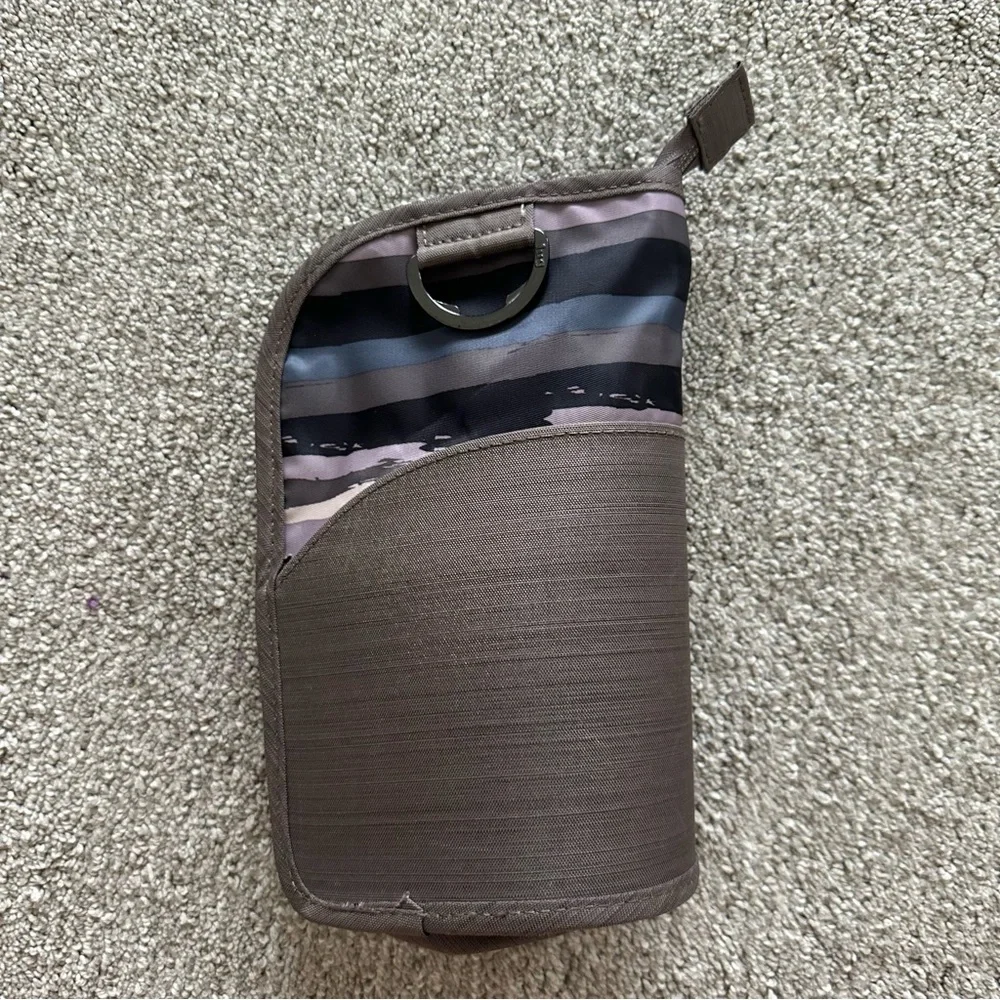 Lug Canoe‎ Brush Holder Brushed Grey with Ocean Blue Stripe Design Travel Pouch